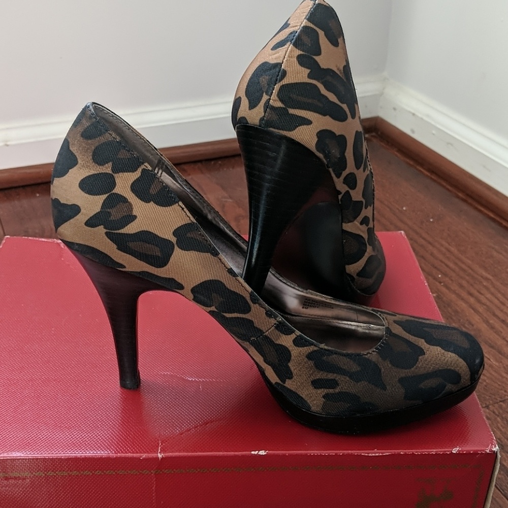 Leopard print pumps